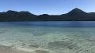 透明度の高い火山湖