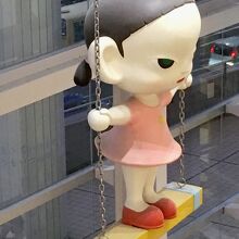 ブランコに乗る女の子