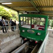 宮脇駅と山頂駅を8分で結ぶケーブルカーは大正時代開業の関東で2番目に古いもの