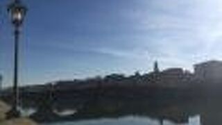 【イタリア】ヴェッキオ橋がかかる街を横切る川【フィレンツェ】