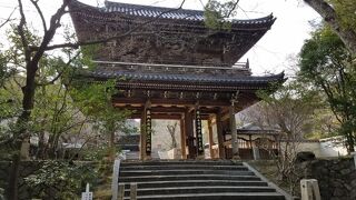 一階部分は壁がなくてほぼ柱だけの二重門