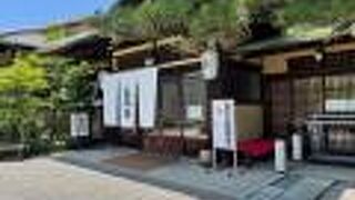 庭を見ながら食事も楽しめます。