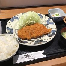 チキンカツ定食700円。