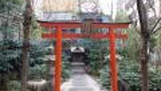 銀座の稲荷神社の中ではやや異質な存在です