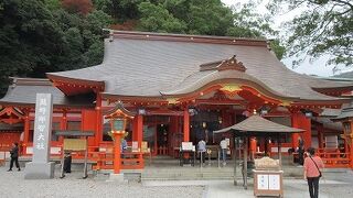 朱色の社殿と山の緑とのコントラストが補色で美しかった