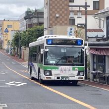 佐倉市旧市街地を走るグリーンバス。道が狭く、遅れがち。