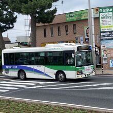 四街道市中心部を走る。駅付近の五差路も混雑ポイント。