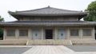 大堂に参拝する人が殆ど