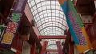 可愛らしいすずめの親子