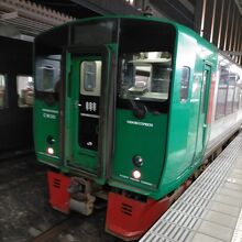 顔だけ緑にした感じで、後の車両は。。