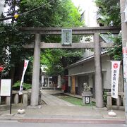 意外と静かで、大きな木々の緑がきれいな神社