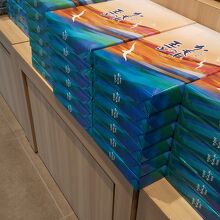 店のなか、オリジナルかもめの玉子