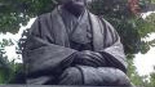 1901年建立の大熊氏広作の銅像（座像）