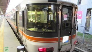 富士駅と甲府駅を結んでいるのよ