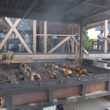 店頭でこのようにフリフリチキンが焼かれています