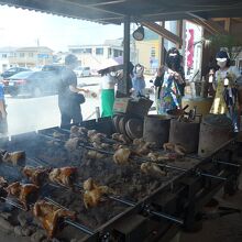 行列と大型調理器で焼いてるフリフリチキン
