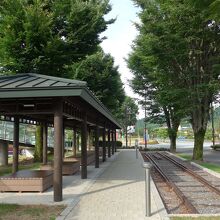 敷地内の鉄道と駅待合舎