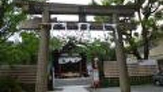 周囲の喧騒とは無縁の境内