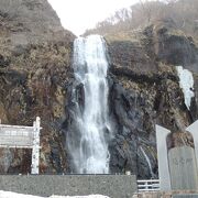 雄冬岬にある迫力ある滝