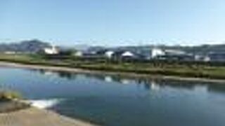 川沿いには温泉がたくさんあります