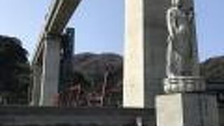 餘部鉄橋事故犠牲者慰霊碑（香住）：余部橋梁の直下に