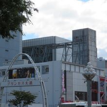 人通りはコロナで減ってました