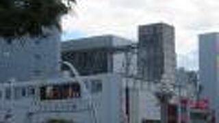 栄の中心街にあります