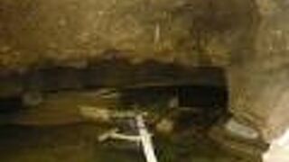 貴重な水汲み場と珍しい九本柱の高倉