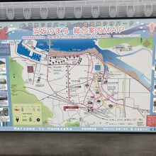 建物前に建つ観光案MAP