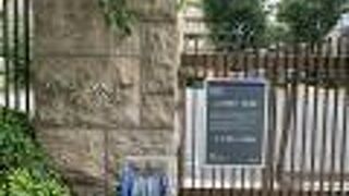 午前中は施錠されています