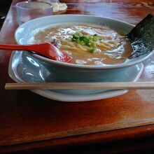 見るからに濃厚な豚骨スープ。