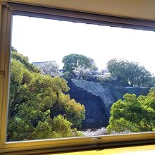 窓からは熊本城の石垣が間近に眺められます