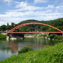 駐車場横は只見川。瑞光寺橋、そして橋の向こうに円蔵寺