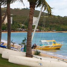 黄色いカワイイ海の上を走るタクシー。おススメです。