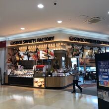 湘南モールのメインエントランスで