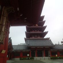 宝蔵門と五重塔