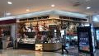 湘南モールの正面入り口にある