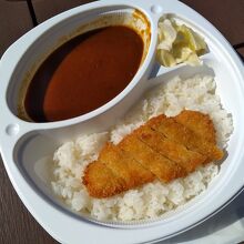 テイクアウトしたジューシーカツカレー。これで600円は満足だ