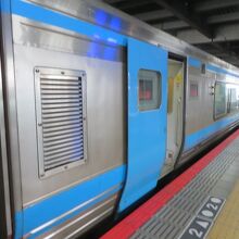 珍しい青いドアです