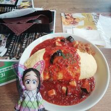 ナスとミートソースのオムライス