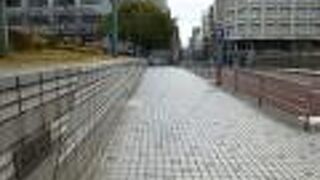 橋に沿って公園があります