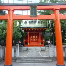 末廣稲荷神社の鳥居と本社殿です。朱色が鮮やかです。