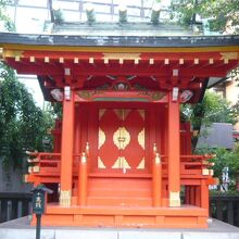 末廣稲荷神社の本社殿です。周りの緑の中で、朱色が映えます。