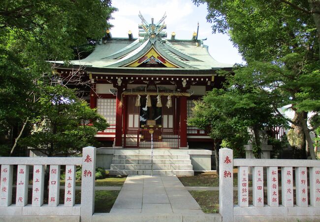 きれいな銅ぶき屋根の風格あるお社です