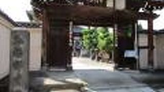 本堂の中に金色の布袋様が祀られています