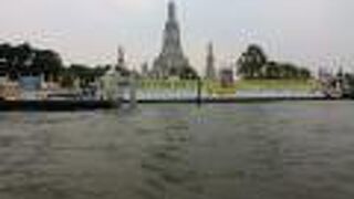 ワットアルンは船から眺めるのも良い！