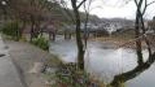 足助中心部の巴川を渡るために存在する橋