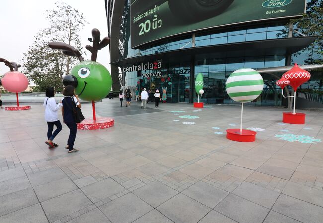 MRT Talad Bang Yai 駅前