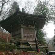 飯盛山に立地する御堂