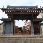 逢坂沿い。真田幸村像のある安居神社の近く
